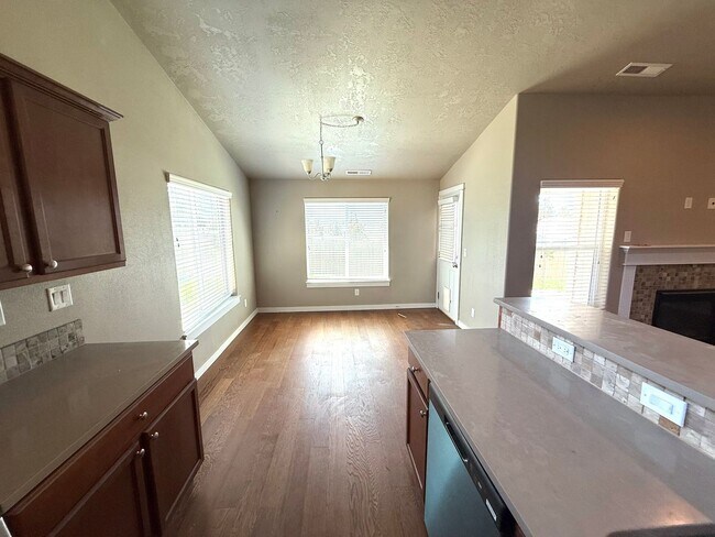 Building Photo - SCHEDULE A TOUR TODAY TO VIEW THIS STUNNING HOME IN SW REDMOND!!