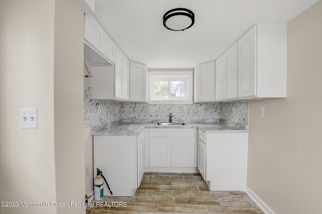 Building Photo - 12 Main St