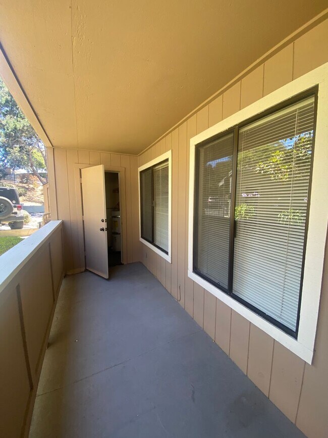 Building Photo - Light and Bright Monterey Condo!