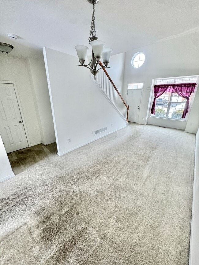 Building Photo - THREE BEDROOM TOWNHOME- PARKLAND SCHOOLS