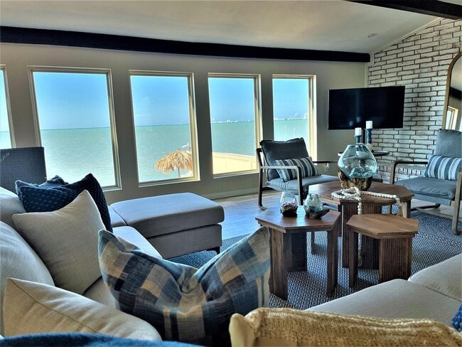 Building Photo - 602 N Shore Dr E