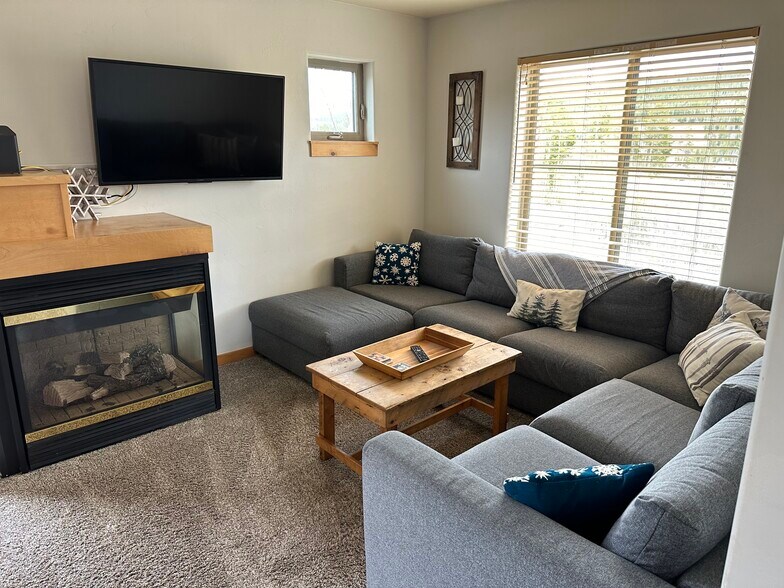 Building Photo - 424 Wolf Park Ln