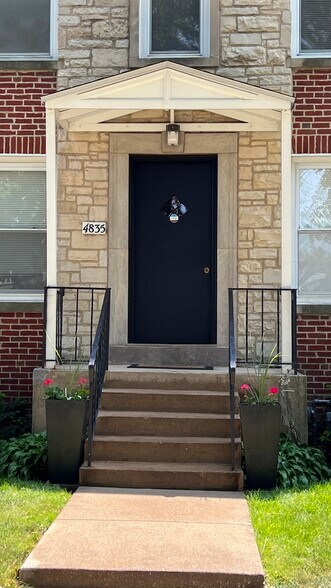 charming 4 flat entrance - 4835 Hull St