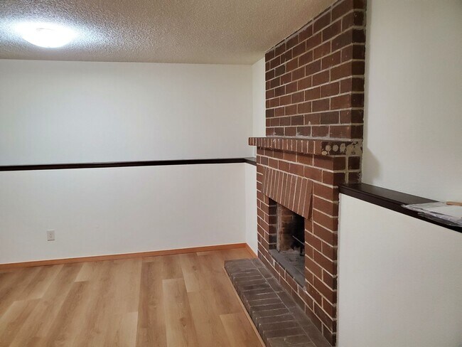 Building Photo - Beautiful 2 Bed 1.5 Bath 2 Story Duplex in...
