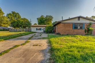 Building Photo - 121 W Pecan St