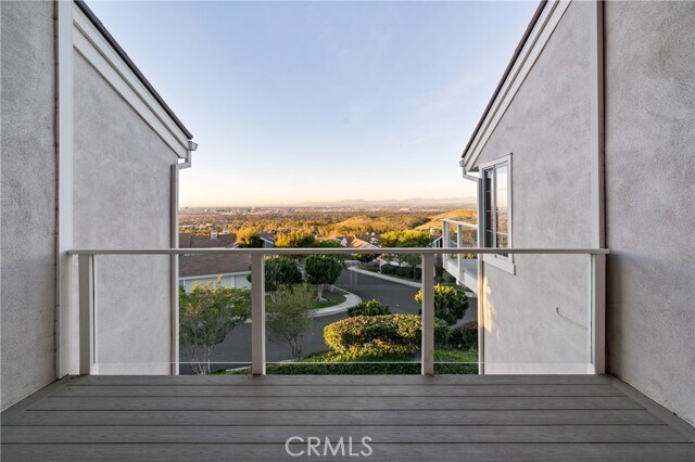 Building Photo - 6 Saros