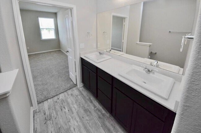 Building Photo - 1701 Logan Dr