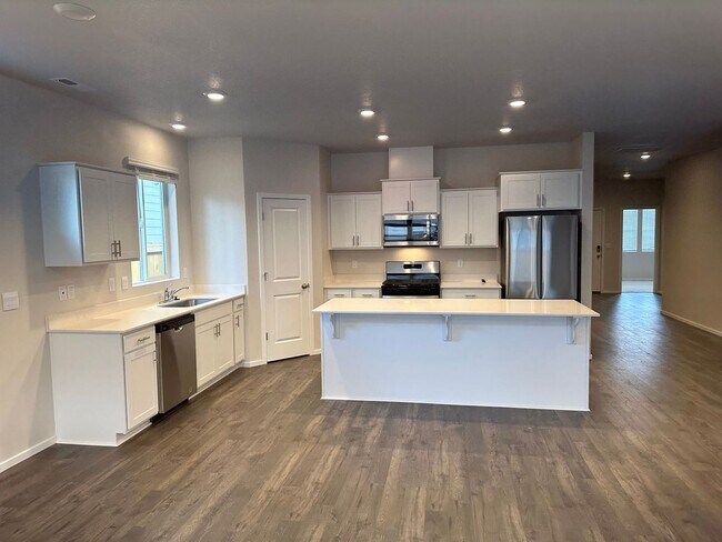 Building Photo - Newer single level 3-bedroom 2 bath house in Springfield!