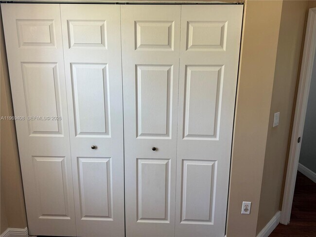 Building Photo - 2402 NE 41st Pl