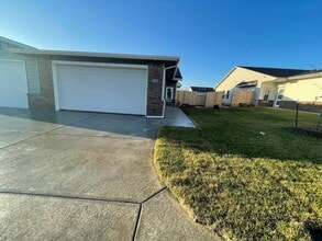 Building Photo - 1823/25 Hickory Creek