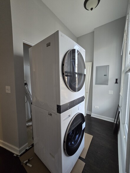 Building Photo - 2414 W Fullerton Ave