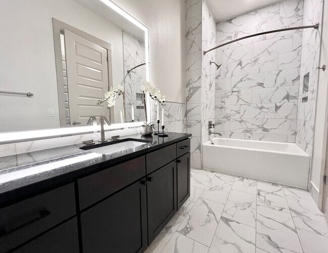 Building Photo - 3330 Oak Grove Ave