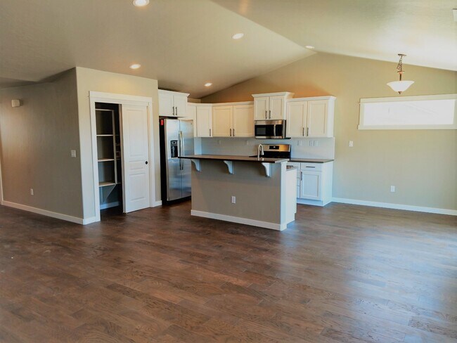 Building Photo - 6 MONTH LEASE AGREEMENT!