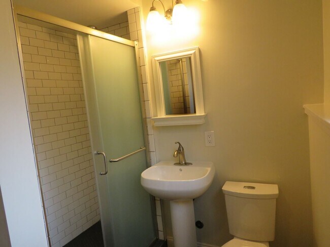Building Photo - Bellevue Robinswood Mid Century 4bed/3bath Tri-Level $3800.00