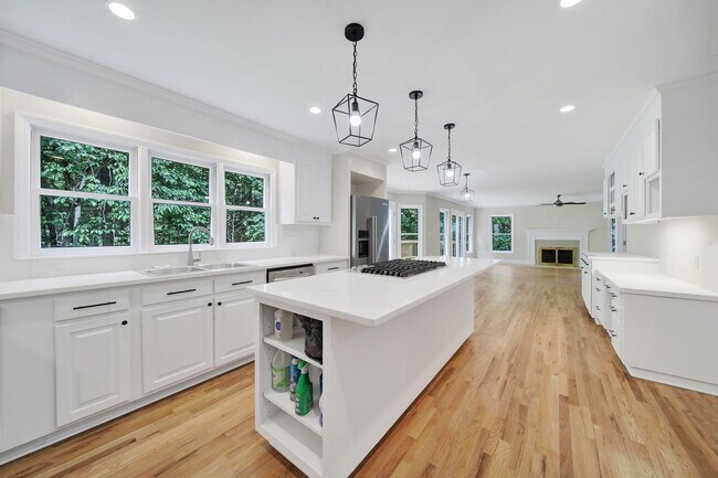 Building Photo - Beautiful Five Bed Three and Half Bath Hom...