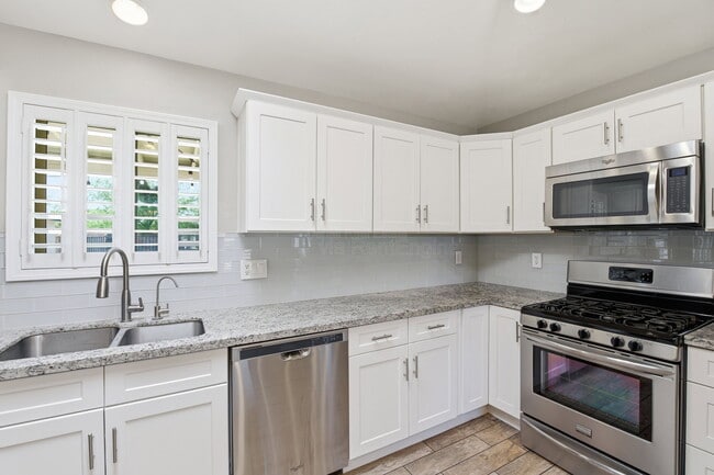 Building Photo - 1901 N Rosemont Blvd