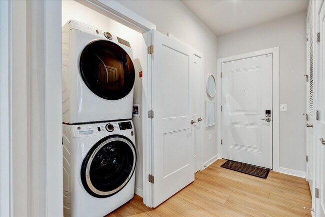 Building Photo - Modern 2-bedroom, 2-bath apartment