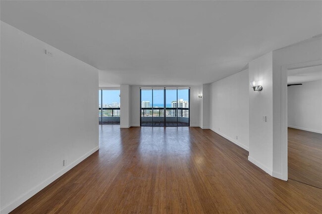 Building Photo - 3500 Mystic Pointe Dr