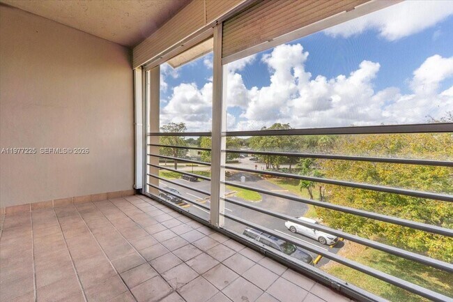 Building Photo - 9410 Tangerine Pl