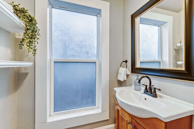 Building Photo - Updated Historic 5BR Near Downtown Denver & Light Rail! June Move-in Special!