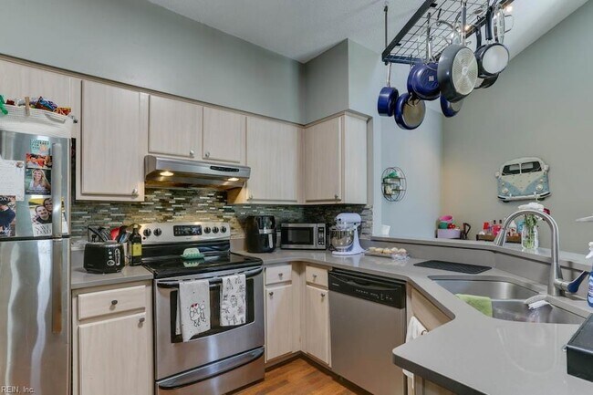 Building Photo - 321 Duke St