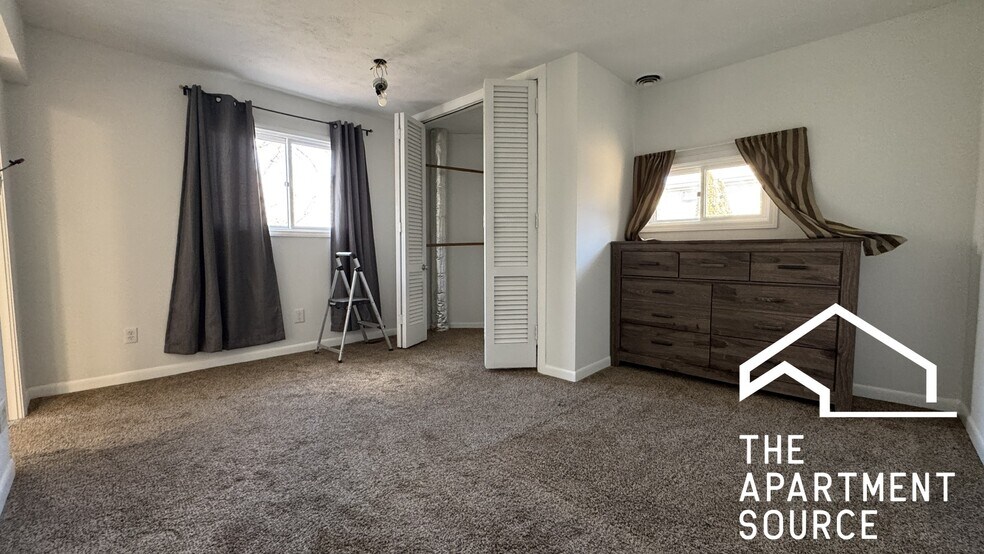 Building Photo - 5536 W Windsor Ave