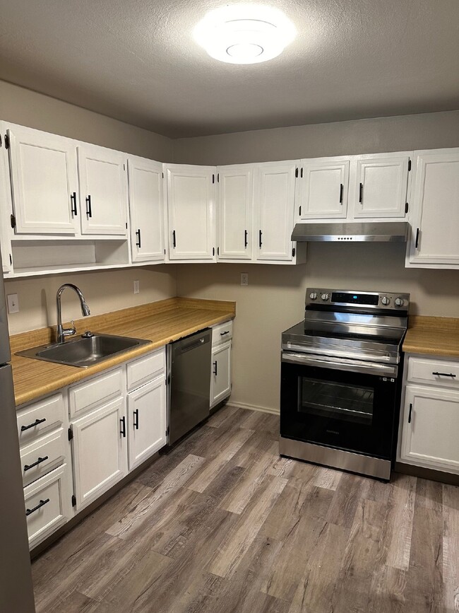 Building Photo - "Charming 3-Bed, 2-Bath Haven in Aurora – Your Cozy Retreat Awaits!"