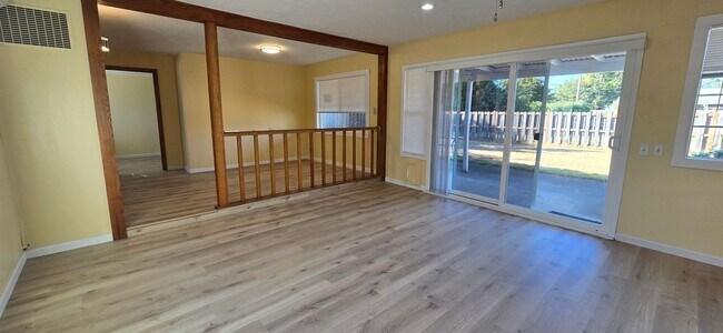 Building Photo - Stunning 4-bedroom 2 bath home