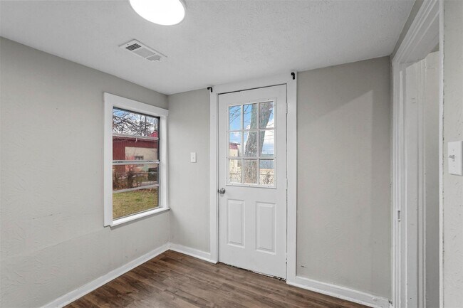 Building Photo - 908 E Houston St