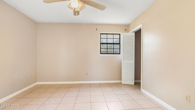Building Photo - 807 White Oak Ct
