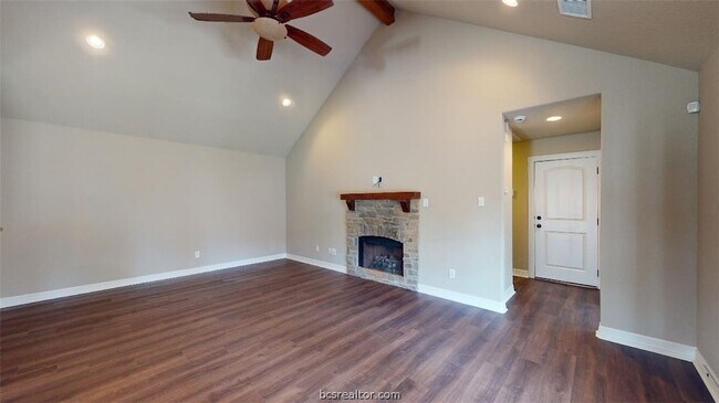 Building Photo - 3925 Devrne Dr