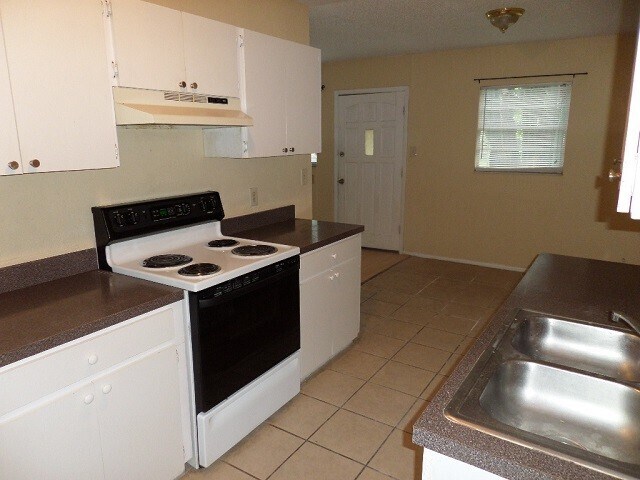Building Photo - Cute 3bdrm/2bath House ** Section 8 OK ** Ready by 7/15** Section 8 welcome