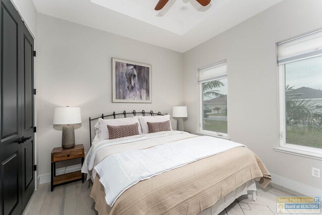 Building Photo - 100 Torrey Pines Dr