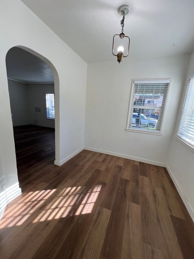 Building Photo - Modern Midtown Living! Stylish 1BD/1BA Dup...