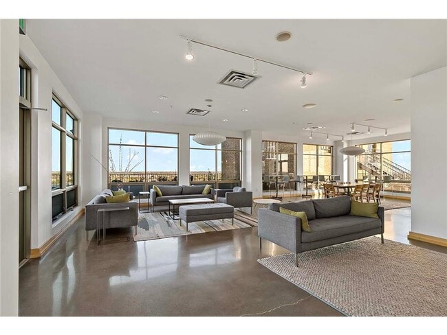 Building Photo - 2929 Chicago Ave