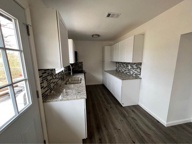 Building Photo - 2222 Duchess Dr