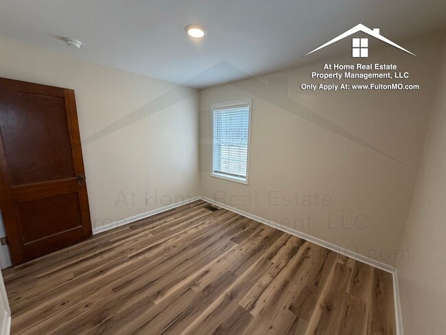 Building Photo - 703 W 7th St