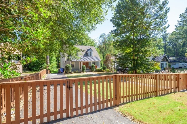 Building Photo - Gorgeous 4/3.5 w/ Bedroom on Main & Large,...