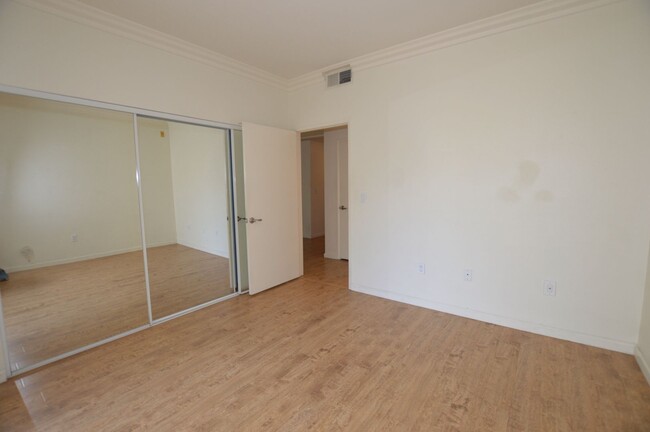 Building Photo - Meridian Unfurnished 2 Bed | 2 Bath Top Fl...