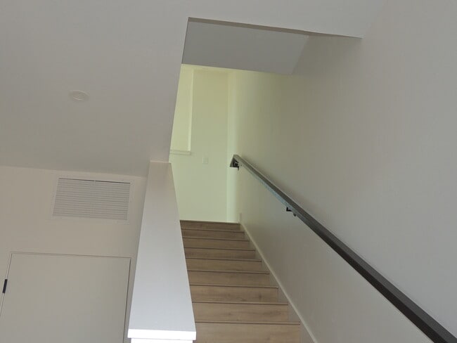 Building Photo - 600 Lawrence Ave