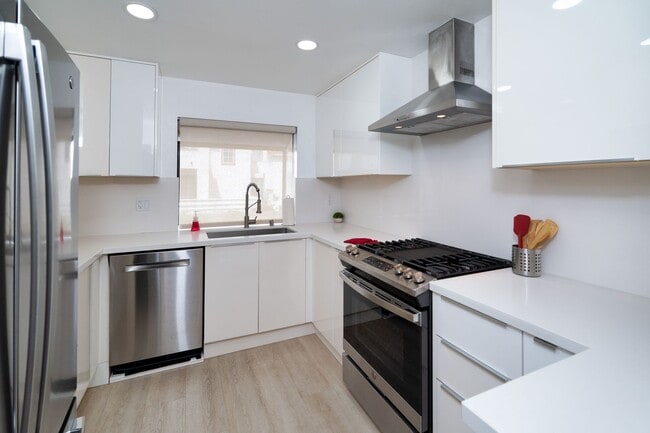 Building Photo - BEAUTIFUL 4 Bed 3 Bath unit