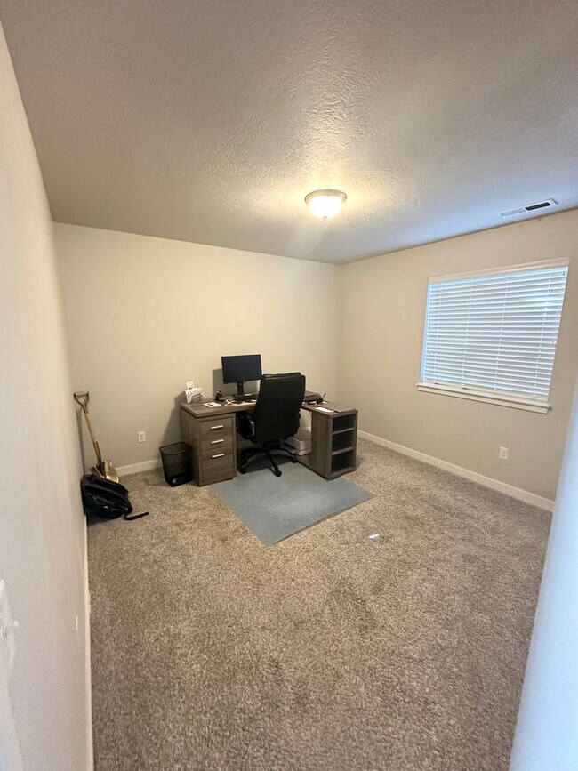 Building Photo - 4 bedroom/4 bathroom Home in Bluffdale