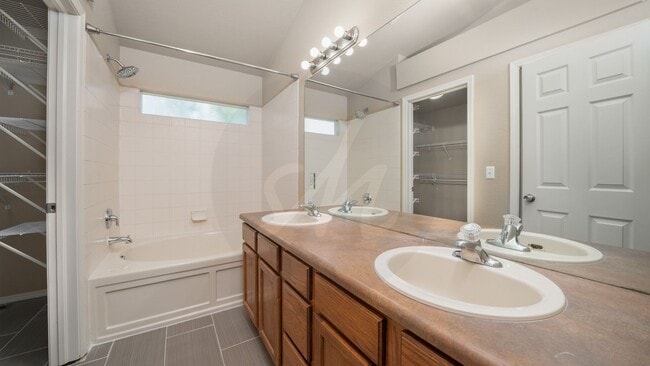 Building Photo - 4 Bedroom Home in Barnstormers Landing