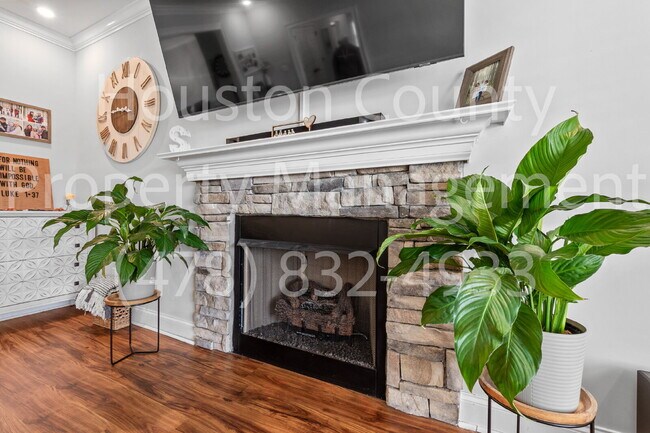 Building Photo - "Charming 3-Bedroom Home with 2 Full Baths...