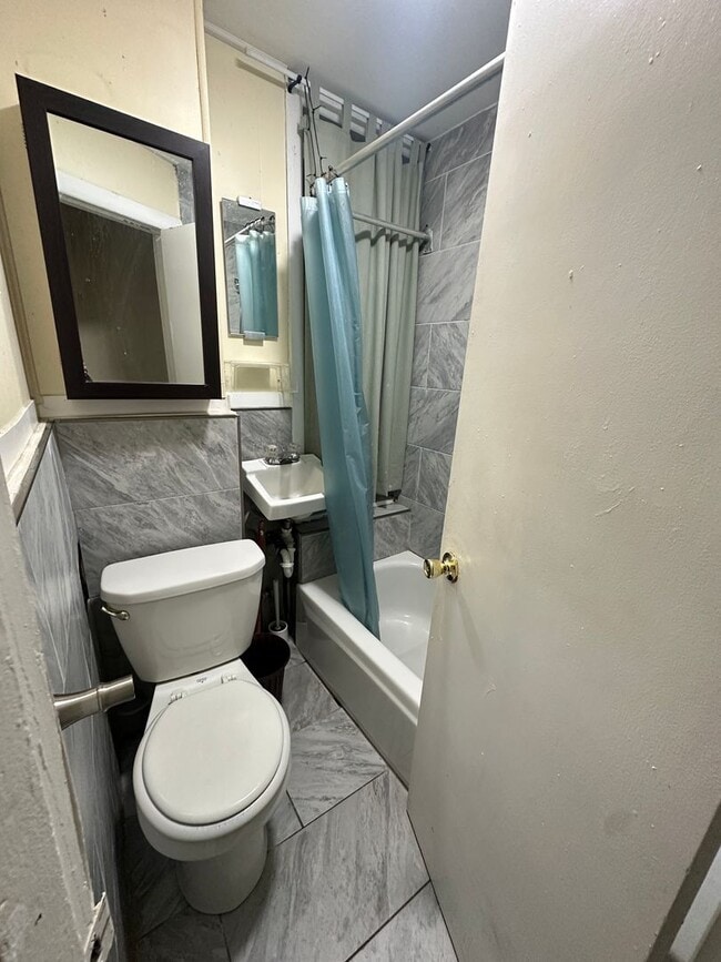 Building Photo - 3B1B two story town house with finished basement | Walking distance to Drexel University and UPenn