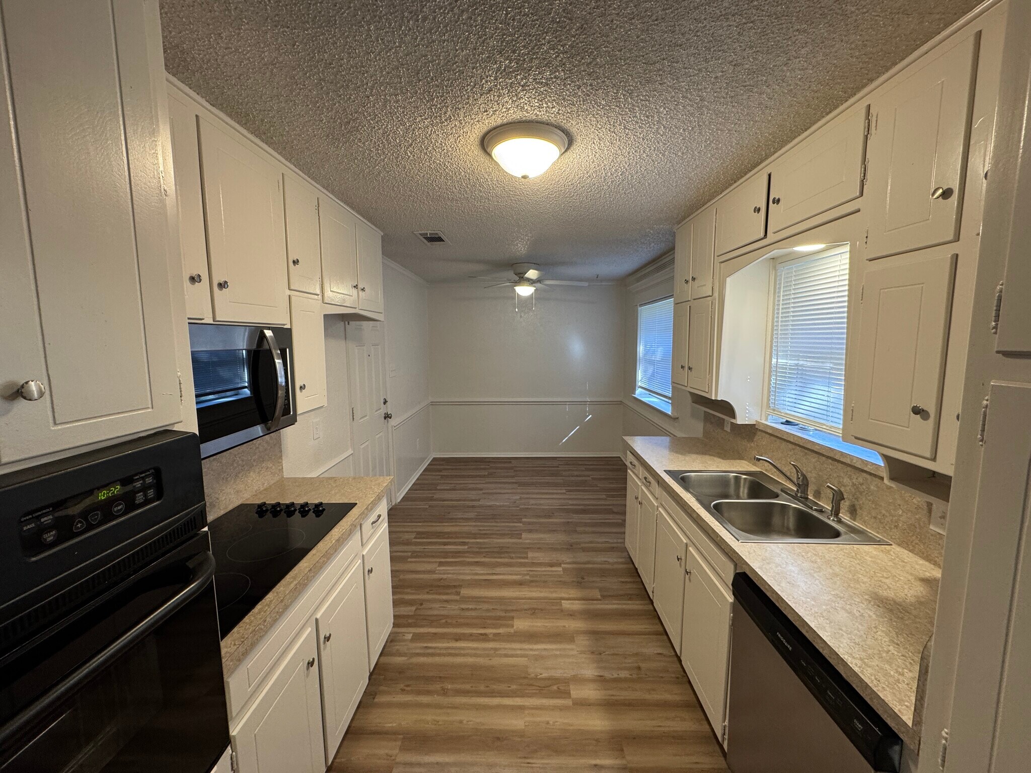 Kitchen - 2012 Hurstview Dr