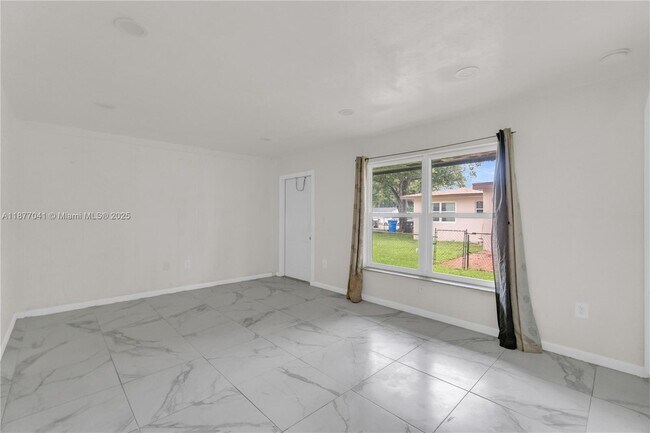 Building Photo - 5807 SW 27th St