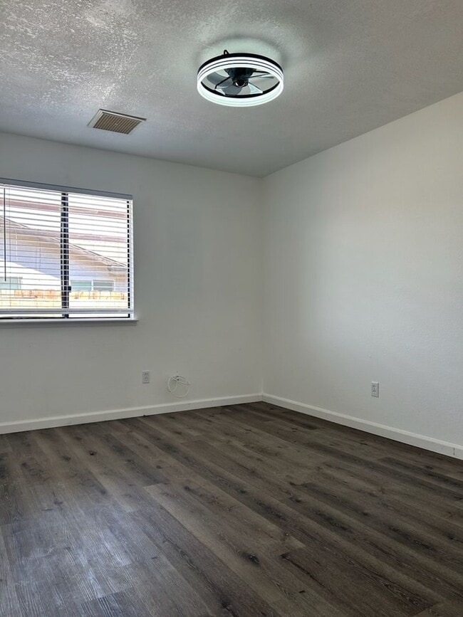 Building Photo - Please contact Vaughn Realty to set up an appointment, 760-446-6561