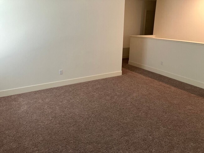 Building Photo - 5 bedroom 3 1/2 bath house in gated commun...