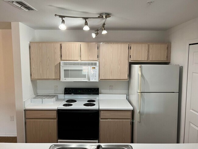 Building Photo - Spacious 2 Bed, 2 Bath Condo in Gated Comm...